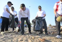 Gubernur Sumbar, Mahyeldi Ansharullah melakukan aksi bersih sampah di Pantai Purus, Sabtu (6/6/2026). (Foto: ADPSB)