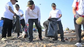 Gubernur Sumbar, Mahyeldi Ansharullah melakukan aksi bersih sampah di Pantai Purus, Sabtu (6/6/2026). (Foto: ADPSB)