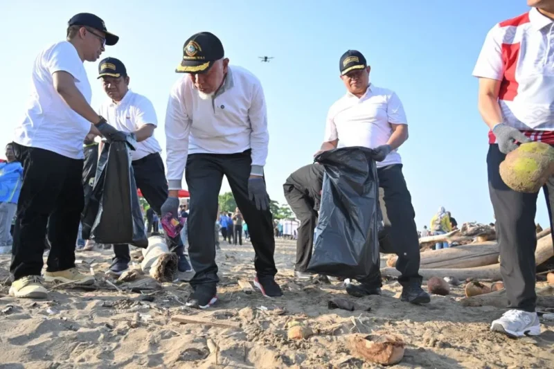 Gubernur Sumbar, Mahyeldi Ansharullah melakukan aksi bersih sampah di Pantai Purus, Sabtu (6/6/2026). (Foto: ADPSB)