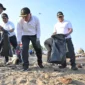 Gubernur Sumbar, Mahyeldi Ansharullah melakukan aksi bersih sampah di Pantai Purus, Sabtu (6/6/2026). (Foto: ADPSB)