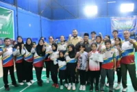Wali Kota Padang, Fadly Amran menutup Turnamen Bulutangkis Anak Nagari Cup I Tingkat Kota Padang Tahun 2026 di ADT Badminton Hall Balai Baru, Senin (15/6/2026). (Foto: Pemko Padang)