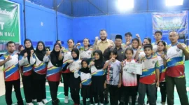 Wali Kota Padang, Fadly Amran menutup Turnamen Bulutangkis Anak Nagari Cup I Tingkat Kota Padang Tahun 2026 di ADT Badminton Hall Balai Baru, Senin (15/6/2026). (Foto: Pemko Padang)