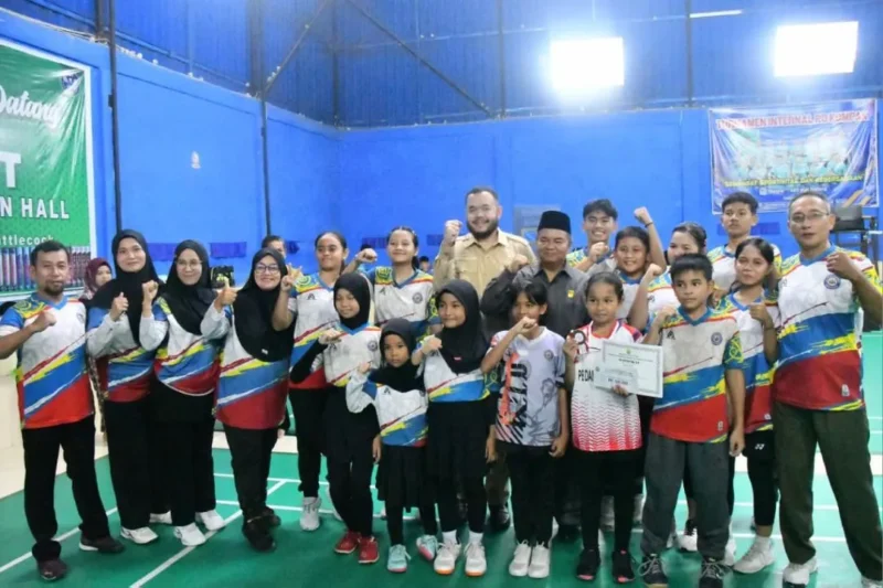 Wali Kota Padang, Fadly Amran menutup Turnamen Bulutangkis Anak Nagari Cup I Tingkat Kota Padang Tahun 2026 di ADT Badminton Hall Balai Baru, Senin (15/6/2026). (Foto: Pemko Padang)
