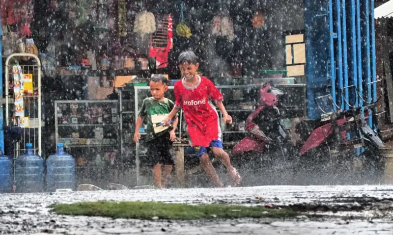 Ilustrasi anak-anak bermain saat hujan lebat. (Foto: Pixabay)