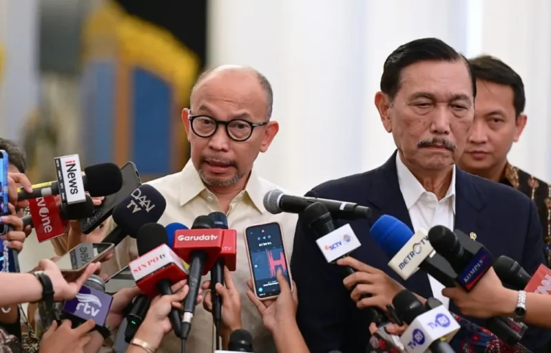 Anggota DEN, Chatib Basri memberikan keterangan pers kepada wartawan di Istana Merdeka, Jakarta, Selasa (9/6/2026). (Foto: BPMI Setpres)