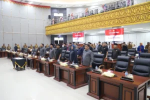 Anggota DPRD Padang mengikuti rapat paripurna