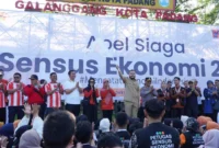 Wali Kota Padang Fadly Amran memimpin Apel Siaga Sensus Ekonomi (SE) 2026 di Lapangan Upacara Balai Kota Padang, Aie Pacah, Rabu (17/6/2026). (Foto: Pemko Padang)