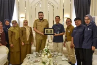 Wali Kota Padang Fadly Amran menerima audiensi Pengurus PDPI Sumbar di VIP Rumah Dinas Wali Kota Padang, Selasa (2/6/2026). (Foto: Pemko Padang)