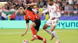 Pemain Yordania saat berduel dengan pemain Austria di Piala Dunia 2026. (Foto: FIFA.com)