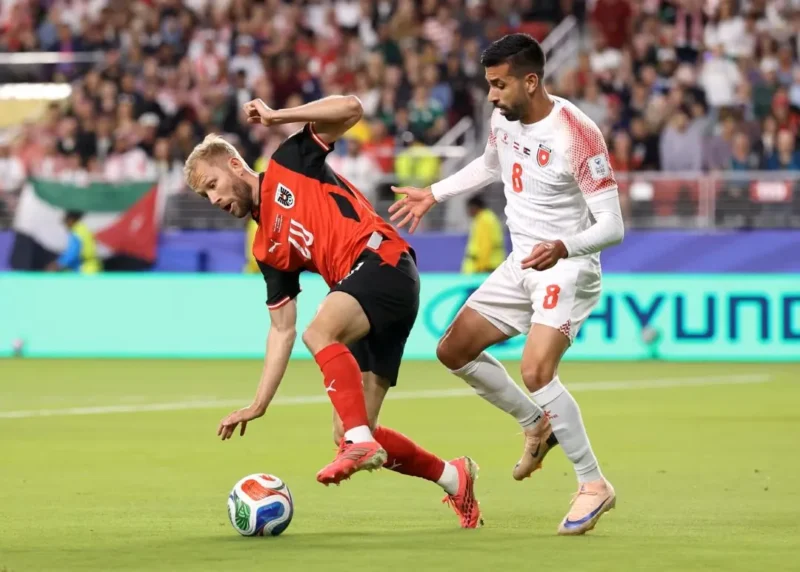 Pemain Yordania saat berduel dengan pemain Austria di Piala Dunia 2026. (Foto: FIFA.com)