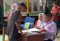 Ilustrasi seorang ayah mengambil rapor anaknya. (Foto: Diskominfo Padang)
