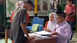 Ilustrasi seorang ayah mengambil rapor anaknya. (Foto: Diskominfo Padang)