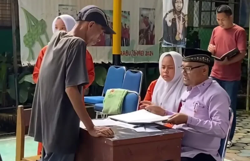 Ilustrasi seorang ayah mengambil rapor anaknya. (Foto: Diskominfo Padang)