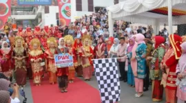 Sebanyak 1.700 perempuan berbusana Minang memeriahkan peringatan 100 Tahun Jam Gadang melalui parade budaya di kawasan Pasar Ateh Bukittinggi, Sabtu (6/6/2026). (Foto: Diskominfo Padang)