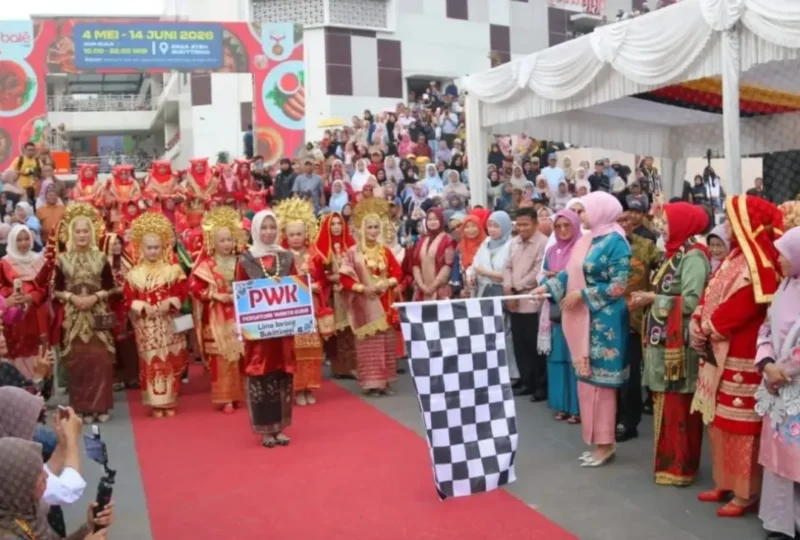 Sebanyak 1.700 perempuan berbusana Minang memeriahkan peringatan 100 Tahun Jam Gadang melalui parade budaya di kawasan Pasar Ateh Bukittinggi, Sabtu (6/6/2026). (Foto: Diskominfo Padang)