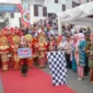 Sebanyak 1.700 perempuan berbusana Minang memeriahkan peringatan 100 Tahun Jam Gadang melalui parade budaya di kawasan Pasar Ateh Bukittinggi, Sabtu (6/6/2026). (Foto: Diskominfo Padang)