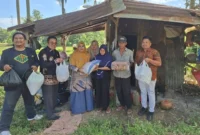 Baznas Padang meninjau kondisi seorang warga di Kelurahan Koto Lua yang tinggal di hunian berukuran sekitar 2 x 2,5 meter. (Foto: Baznas Padang)