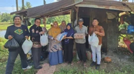Baznas Padang meninjau kondisi seorang warga di Kelurahan Koto Lua yang tinggal di hunian berukuran sekitar 2 x 2,5 meter. (Foto: Baznas Padang)