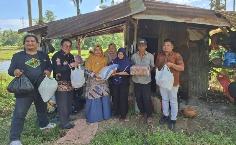 Baznas Padang meninjau kondisi seorang warga di Kelurahan Koto Lua yang tinggal di hunian berukuran sekitar 2 x 2,5 meter. (Foto: Baznas Padang)