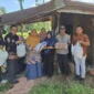 Baznas Padang meninjau kondisi seorang warga di Kelurahan Koto Lua yang tinggal di hunian berukuran sekitar 2 x 2,5 meter. (Foto: Baznas Padang)