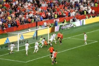 Pemain Timnas Belgia melepaskan tembakan yang berbuah gol ke gawang Selandia Baru pada laga terakhir Grup G Piala Dunia 2026. (Foto: FIFA.com)
