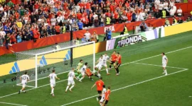 Pemain Timnas Belgia melepaskan tembakan yang berbuah gol ke gawang Selandia Baru pada laga terakhir Grup G Piala Dunia 2026. (Foto: FIFA.com)