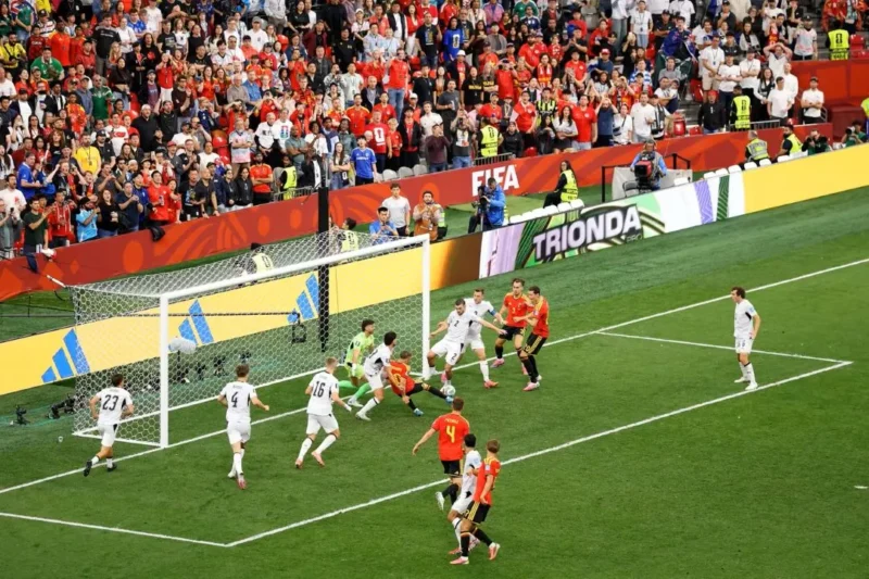 Pemain Timnas Belgia melepaskan tembakan yang berbuah gol ke gawang Selandia Baru pada laga terakhir Grup G Piala Dunia 2026. (Foto: FIFA.com)