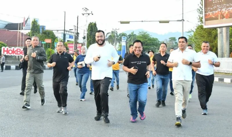 Wali Kota Padang Fadly Amran ikut berlari meramaikan Bhayangkara Run Polresta Padang 