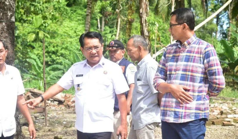 Bupati Padang Pariaman JKA meninjau kondisi SDN 05 Batang Anai di Kecamatan Batang Anai, Rabu (3/6/2026). (Foto: Diskominfo Padang Pariaman)