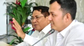 Bupati Padang Pariaman John Kenedy Azis menerima kunjungan silaturahmi rombongan niniak mamak, cadiak pandai, alim ulama dan tokoh masyarakat Nagari Katapiang di kantor bupati setempat, Senin (1/6/2026). (Foto: Diskominfo Padang Pariaman)
