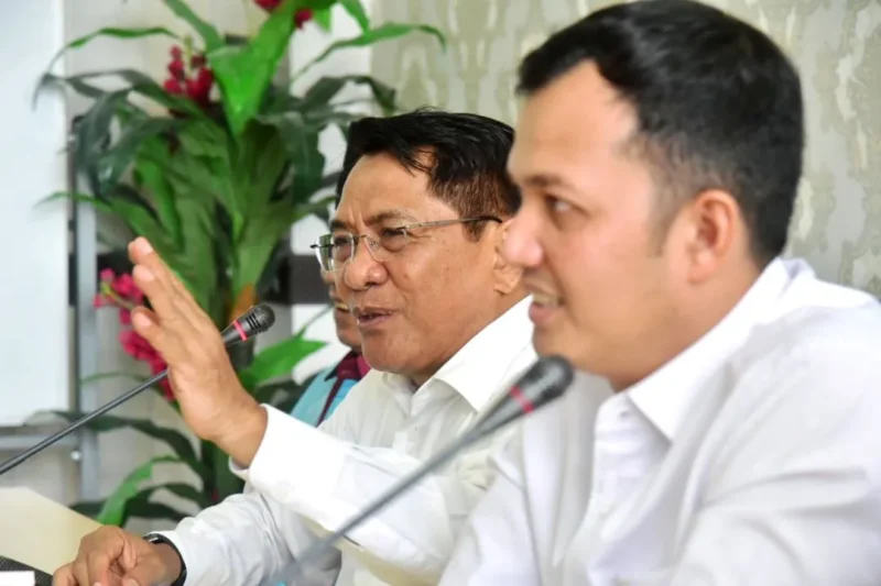 Bupati Padang Pariaman John Kenedy Azis menerima kunjungan silaturahmi rombongan niniak mamak, cadiak pandai, alim ulama dan tokoh masyarakat Nagari Katapiang di kantor bupati setempat, Senin (1/6/2026). (Foto: Diskominfo Padang Pariaman)