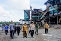 Bupati Pasbar Yulianto bersama unsur Forkopimda melakukan inspeksi mendadak ke pabrik kelapa sawit, Senin (1/6). (Foto: Diskominfo Pasbar)