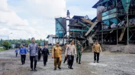 Bupati Pasbar Yulianto bersama unsur Forkopimda melakukan inspeksi mendadak ke pabrik kelapa sawit, Senin (1/6). (Foto: Diskominfo Pasbar)