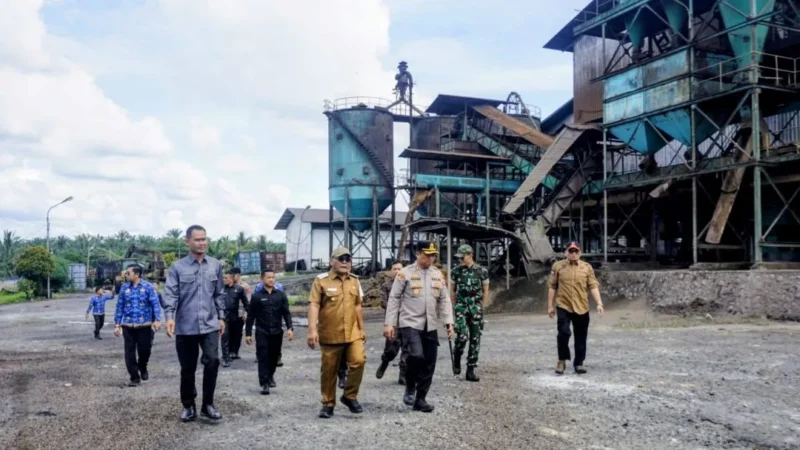 Bupati Pasbar Yulianto bersama unsur Forkopimda melakukan inspeksi mendadak ke pabrik kelapa sawit, Senin (1/6). (Foto: Diskominfo Pasbar)