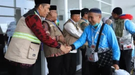 Bupati Pasbar Yulianto menyambut kepulangan jemaah haji Kloter 10 Debarkasi Padang di BIM, Minggu (14/6/2026). (Foto: Humas Kemenhaj Sumbar)