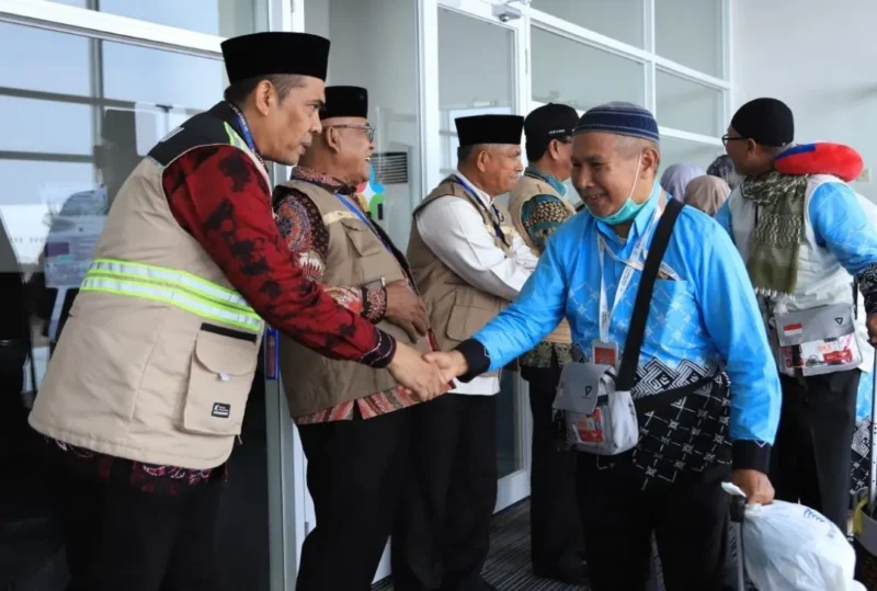 Bupati Pasbar Yulianto menyambut kepulangan jemaah haji Kloter 10 Debarkasi Padang di BIM, Minggu (14/6/2026). (Foto: Humas Kemenhaj Sumbar)