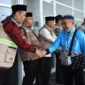 Bupati Pasbar Yulianto menyambut kepulangan jemaah haji Kloter 10 Debarkasi Padang di BIM, Minggu (14/6/2026). (Foto: Humas Kemenhaj Sumbar)