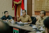 Bupati Solsel, H. Khairunas saat beraudiensi dengan Pemprov Sumbar di Istana Gubernur pada Selasa (9/6/2206). (Foto: Diskominfo Solsel)