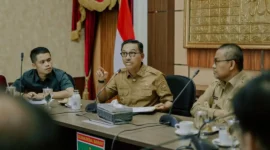 Bupati Solsel, H. Khairunas saat beraudiensi dengan Pemprov Sumbar di Istana Gubernur pada Selasa (9/6/2206). (Foto: Diskominfo Solsel)