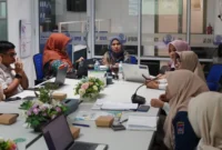 Anggota KI Sumbar, Mona Sisca saat kegiatan Coaching PPID Keterbukaan Informasi Pemko Padang di Balai Kota Padang. (Foto: Pemko Padang)
