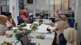 Anggota KI Sumbar, Mona Sisca saat kegiatan Coaching PPID Keterbukaan Informasi Pemko Padang di Balai Kota Padang. (Foto: Pemko Padang)