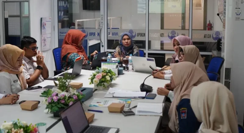 Anggota KI Sumbar, Mona Sisca saat kegiatan Coaching PPID Keterbukaan Informasi Pemko Padang di Balai Kota Padang. (Foto: Pemko Padang)