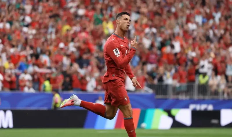 Cristiano Ronaldo melakukan selebrasi usai mencetak gol ke gawang Uzbekistan. (Foto: FIFA.com)