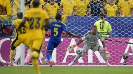Kiper Curacao, Eloy Room saat menggagalkan peluang gol Ekuador pada laga Piala Dunia 2026. (Foto: FIFA.com)