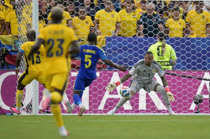 Kiper Curacao, Eloy Room saat menggagalkan peluang gol Ekuador pada laga Piala Dunia 2026. (Foto: FIFA.com)