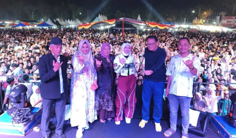 DJ Damonok dan Diva Aurel hibur warga Pasbar di Sumarak Pasa Ekraf 2026, Sabtu (6/6) malam. (Foto: Diskominfo Pasbar)