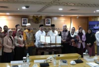 Penandatanganan komitmen bersama antara Kemenhaj dan DPD RI untuk memperkuat koordinasi dan pelaporan berkelanjutan. (Foto: Kemenhaj)
