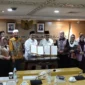 Penandatanganan komitmen bersama antara Kemenhaj dan DPD RI untuk memperkuat koordinasi dan pelaporan berkelanjutan. (Foto: Kemenhaj)
