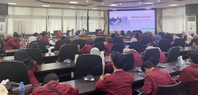 DPRD Sumbar menerima audiensi mahasiswa Unes di DPRD Sumbar, Rabu (17/6/2026). (Foto: Ist)