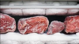 Ilustrasi daging beku. (Foto: Hellosehat.com)